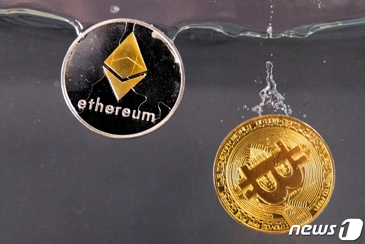 비트코인, 금리동결 가능성에 반등…이더리움 선물 ETF 신청[코인브리핑]