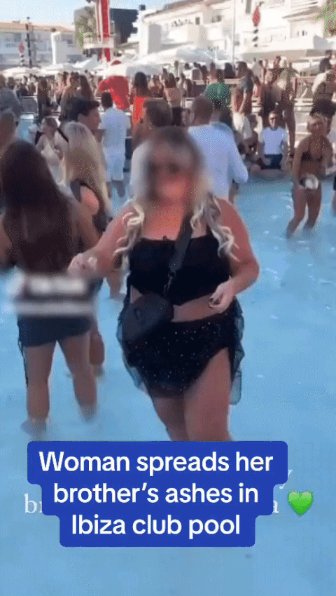이비자섬의 파티장에서 오빠의 유골을 뿌리고 있는 여성. 'dailymail' 틱톡 영상 갈무리.