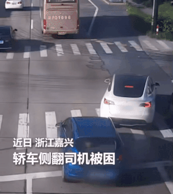 중국에서 도로를 주행하던 승용차가 뒤집히는 사고가 발생했다./사진=China Focus 페이스북