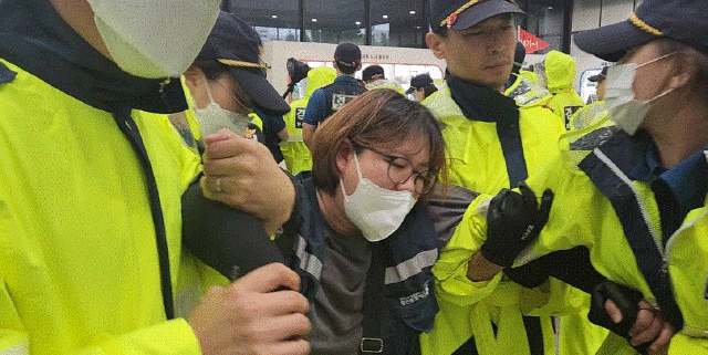 ▲9월 13일, 양천구청에서 구청장 면담을 요구하던 양천문화재단 소속 사서노동자들이 경찰에 의해 연행되고 있다. ⓒ이혜정