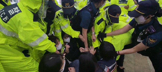 ▲9월 13일, 양천구청에서 구청장 면담을 요구하던 양천문화재단 소속 사서노동자들이 경찰에 의해 연행되고 있다. ⓒ이혜정