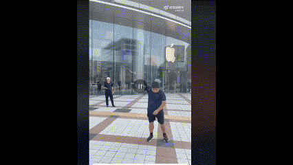 아이폰을 집어던지는 중국 배우 류진. (사진=류진 웨이보)