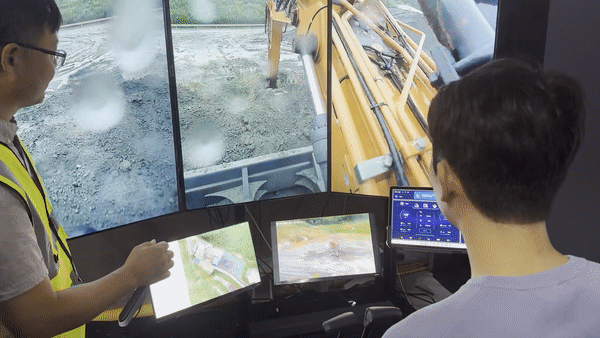 기자가 원격제어 시스템이 탑재된&nbsp;굴착기를&nbsp;직접 조종했다. /영상=나은수 기자 curymero0311@