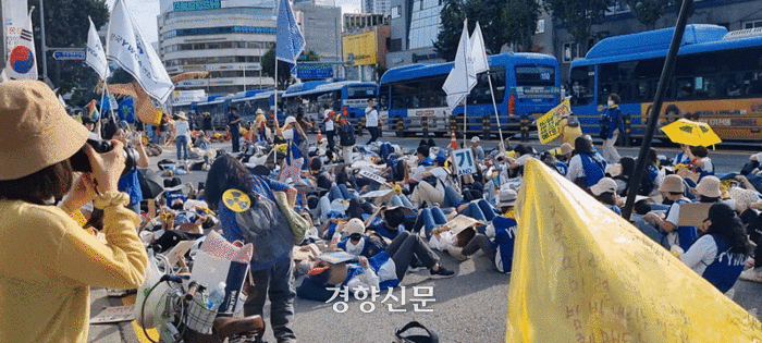 기후정의행진에 참여한 시민들이 23일 용산구 대통령실 인근에서 ‘다이-인’ 퍼포먼스를 하고 있다. 강한들 기자