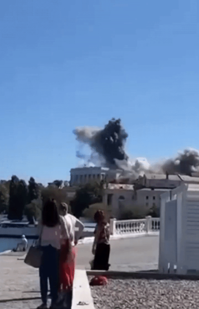 22일(현지시간) 크림반도 세바스토폴에 있는 러시아 해군 흑해함대 본부 건물이 우크라이나군의 미사일 공격을 받았다. 2023.9.22 텔레그램