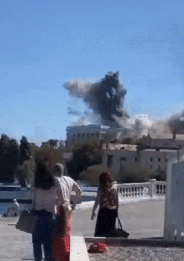 22일(현지시간) 크림반도 세바스토폴에 있는 러시아 해군 흑해함대 본부 건물이 우크라이나군의 미사일 공격을 받았다. 영상은 피격 순간을 느린 화면으로 편집한 것. 2023.9.22 텔레그램