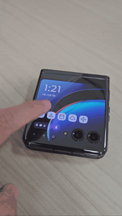 모토로라 ‘레이저40 울트라’ 커버 디스플레이 조작 영상. (영상=김정유 기자)