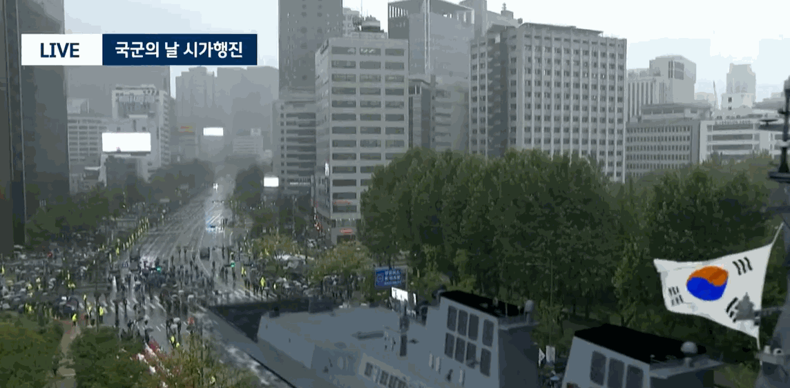 26일 국군 시가행진 송출 화면에 보이는 정조대왕함 증강현실(AR) 〈영상=JTBC 모바일 라이브〉