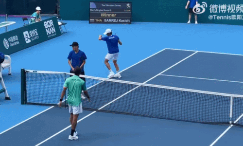 항저우 아시안게임 테니스에 출전한 권순우가 25일 중국 저장성 항저우 올림픽센터에서 열린 남자 단식 2회전에서 패한 뒤 라켓을 박살내고 있다. 웨이보 캡처