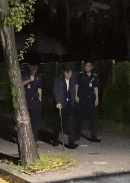 구속영장이 기각된 27일 이재명 더불어민주당 대표가 서울구치소를 나오며 교도관들에게 인사하고 있다. /온라인 커뮤니티