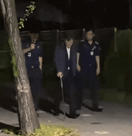 이재명 더불어민주당 대표가 27일 구속 영장 기각에 따라 새벽 3시 49분쯤 경기 의왕 서울구치소를 나오며 교도관들에게 허리 숙여 인사하는 모습. 사진=온라인 커뮤니티 갈무리