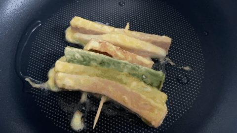 달걀물을 입힌 산적꼬치를 조리하고 있다. 전새날 기자