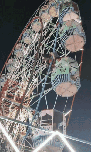 인도의 한 놀이공원에서 관람차를 타고 있던 여성이 관람차 철제 프레임 틈새에 머리카락이 끼여 빠져나오지 못하면서 7m 상공에서 공포에 떨어야 했다. /영상=트위터 @Devbhumi news