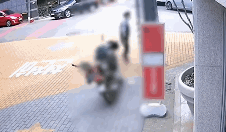 지난 8월 8일 낮 12시15분쯤 대구 수성구 한 학원가에서 흉기를 휘두르는 40대 남성 /영상=유튜브 채널 '경찰청'