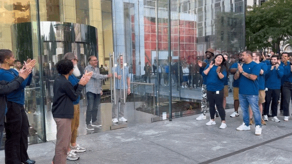 아이폰15 출시일인 9월 22일 08시(현지시간) 팀 쿡 CEO가 그레그 조스윅 애플 글로벌마케팅 수석 부사장과 함께 뉴욕 맨해튼 5번가의 애플 스토어 문을 열고 있다. (사진=김상윤 뉴욕특파원)
