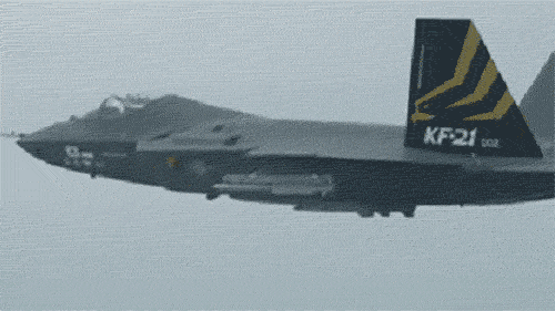 KF-21 시제 2호기가 상공에서 단거리 공대공미사일 'AIM-2000' 시험탄 무장분리 시험을 수행하고 있다. /방위사업청 제공