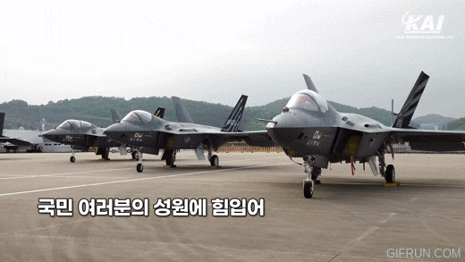 KF-21 시제 1~6호기가 나란히 전시돼 있다. /한국항공우주산업(KAI) 유튜브 캡처