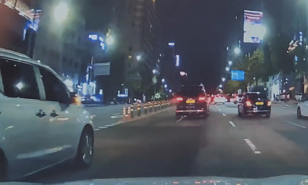 서울 강동경찰서 교통범죄수사팀 소속 송기열 경위(42)는 보험사기에 가담한 피의자 52명을 검거했다. 이들은 단순 법규를 위반하는 차량을 주된 범행 대상으로 삼았다. 차선을 변경하려는 차량을 뒤따라가 가볍게 접촉하는 등의 수법을 사용했다. 당일 합의가 어려운 영업용 차량이나 고가의 외제차는 범행 대상에서 제외했다. 범행은 서울과 경기, 대전, 부산, 광주 등 지역을 가리지 않고 이어졌다. 피의자들이 고의로 차량 접촉사고를 내는 모습./영상=서울 강동경찰서 제공