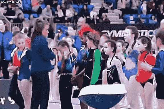 지난해 3월 아일랜드 더블린에서 열린 체조협회(GI) 주관 대회에서 시상자가 흑인 선수를 건너뛰고 옆 선수에게 메달을 걸어주고 있다./영상=엑스