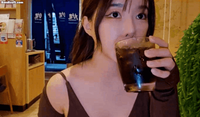 총소리를 듣고 생방송 도중 달아나는 BJ 바비지니. 아프리카TV 방송화면 캡처