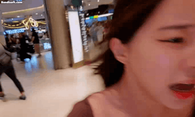 총소리를 듣고 생방송 도중 달아나는 BJ 바비지니. 아프리카TV 방송화면 캡처