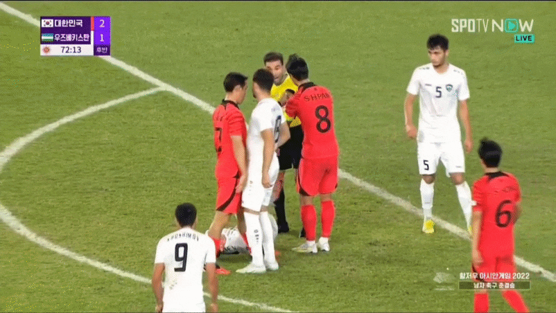 송민규에게 다가와 심판 몰래 주먹으로 치고 가슴팍을 밀치는 다브로노프. /온라인 커뮤니티