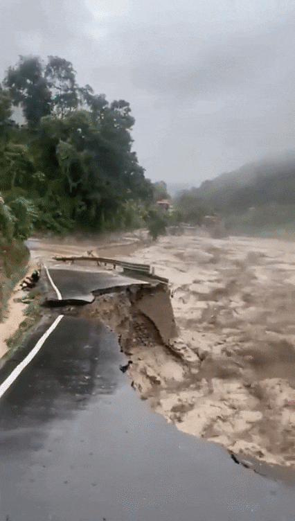 인도 북동부 히말라야산맥 인근 지역에 쏟아부은 폭우로 빙하호의 제방이 터지면서 순식간에 홍수가 발생해 다리가 휩쓸려 사라지고 최소 14명이 사망하고 군인 22명을 포함해 102명이 실종됐다. /엑스(트위터)