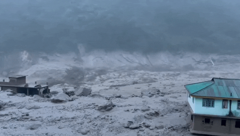 인도 북동부 히말라야산맥 인근 지역에 쏟아부은 폭우로 빙하호가 터지면서 순식간에 홍수가 발생해 다리가 휩쓸려 사라지고 최소 14명이 사망하고 군인 22명을 포함해 102명이 실종됐다. /엑스(트위터)