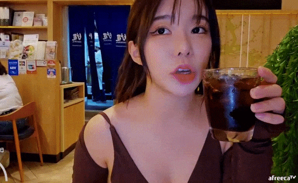 태국에서 총기 난사 사건이 발생한 가운데 아프리카TV BJ 바비지니가 당시 현장을 급박하게 빠져나가는 모습이 공개됐다. [영상=아프리카 TV '바비지니' ]