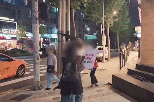 지난달 30일 서울 강서구 방화동 인근에서 구청장 보궐선거 유세 중이던 김태우 국민의힘 후보 캠프의 선거운동원을 우산으로 위협하던 시민. 김태우 후보 캠프 제공