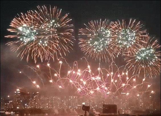 7일 오후 7시30분쯤 서울 여의도 한강공원 일대에 불꽃놀이 축제가 이어졌다. /영상=이지현 기자