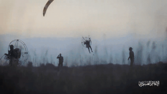 유대 명절 직후 안식일인 7일(현지시간) 팔레스타인 무장 정파 하마스가 이스라엘을 기습 공격한 가운데, 하마스 산하 무장단체 ‘알-카삼’ 여단 낙하산 부대가 국경 철책을 넘고 있다. 2023.10.07 알-카삼