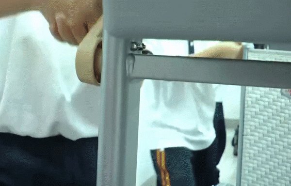 책걸상의 침대로의 변신은 간단하다. 초등학교 저학년 학생들도 스스로 잠자리를 만들 수 있다. 중국 하이커우의 한 초등학교 학생들이  책걸상을 침상으로 바꾸고 잠을 자고 있다./남해망