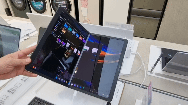 국내 최초 폴더블 노트북인 ‘LG 그램 폴드’를 가로로 접었다 펴는 모습.(영상=조민정 기자)