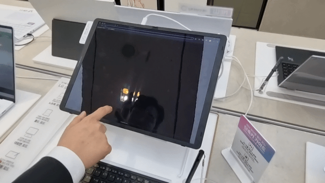 LG 그램 폴드를 가로로 두고 창을 여러개 띄우며 태블릿처럼 사용하는 모습. 화면 속 가상 키보드를 활용해 자판 이용이 가능하다.(영상=조민정 기자)