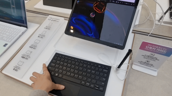 LG 그램 폴드 제품에 포함된 탈부착 가능한 키보드의 모습. 키보드를 붙이면 일반 노트북처럼 사용이 가능해진다.(영상=조민정 기자)