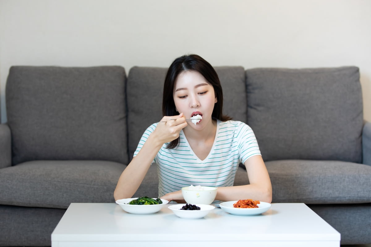 혼밥민족 이미지