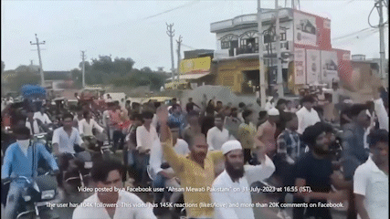 지난 8월 인도 구르가온에서 발생한 힌두교와 무슬림간 충돌 사태때 이동하는 군중들. 모디 총리 집권 이후 인도에서는 종교갈등에 따른 폭력사태가 빈발하고 있다. [페이스북]