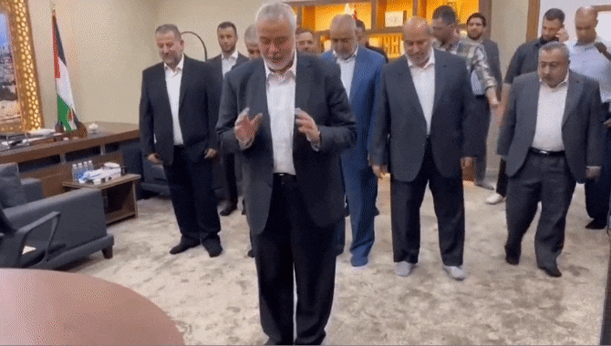 이스마일 하니예와 하마스 지도부가 카타르 도하의 사무실에서 감사기도를 하는 모습. /엑스(트위터)