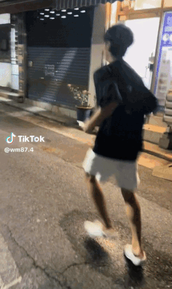 빠른 발놀림에 마치 공중에서 걷는 듯한 ‘슬릭백’ 영상으로 전 세계 눈길을 끈 주인공이 대구에 사는 중학생으로 밝혀졌다. [영상 출처 = 틱톡]