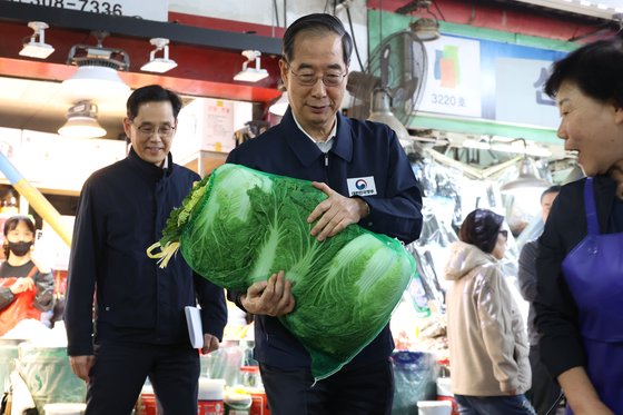 물가에앉아 이미지