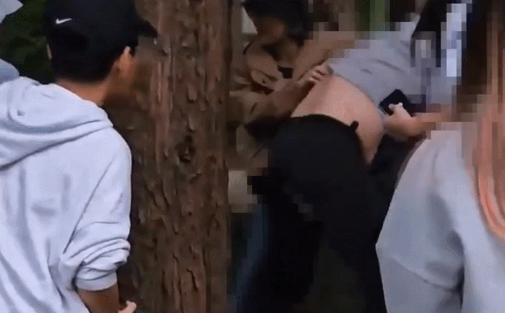 A씨가 글쓴이의 남편을 폭행하는 장면. 보배드림 캡처