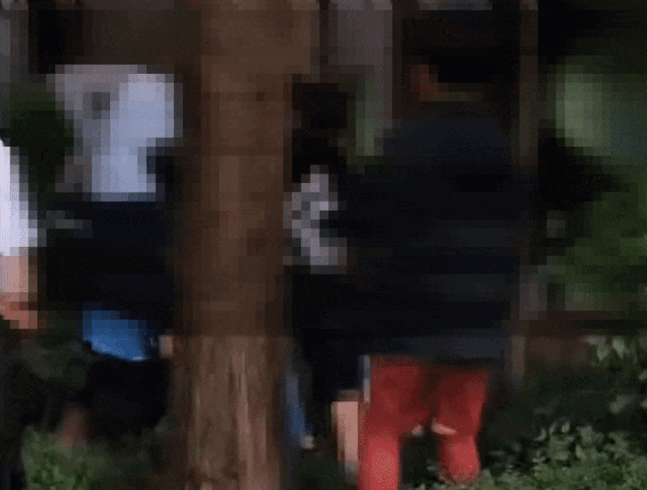 초등생 학부모에게 구타당하는 B씨. [보배드림]