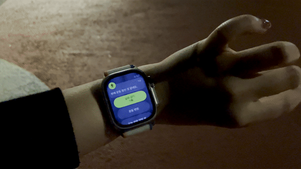 애플워치 울트라2에서 더블탭 제스처로 운동 기능을 활성화해 봤다./사진=백유진 기자 byj@