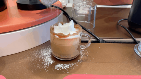 김단비 네스프레소 커피 바드가 카페 몽블랑 레시피 마지막 단계에 맞춰 커피 위에 슈가 파우더를 뿌리고 있다. 전새날 기자