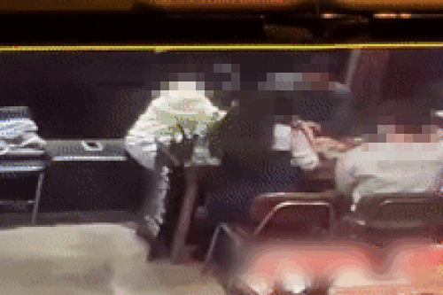 지난 5월 서울 강남의 한 음식점에서 열린 회식 자리에서 임원 C씨가 여직원 A씨에게 얼굴을 가까이하고 귓속말을 하는 모습이 담긴 폐쇄회로(CC)TV 영상 일부. A씨는 C씨가 허리를 감싸는가 하면 허벅지에 손을 올리기도 했다고 주장했다. A씨 측 제공