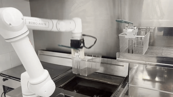 로보아르테 튀김로봇 '롸버트-E'가 조리를 마치는 모습. 바스켓에 있는 기름을 털어내고 조리 완료 구역으로 옮긴다. (사진=신영빈 기자)