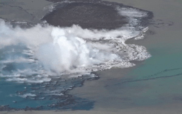 일본 이오지마 앞바다에 새로 생긴 섬 인근에서 마그마 분출이 이어지고 있다. 사진=가디언 캡처