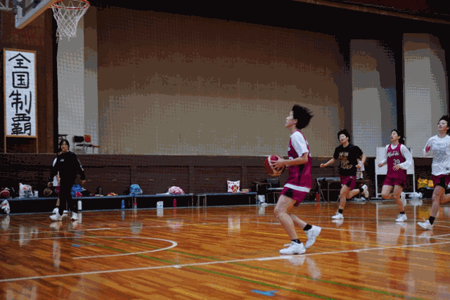 지난달 21일 오사카 쿤에이여학원고교 농구부 선수들이 다음 날 정식 경기를 앞두고 연습하고 있다. 뒤편으로 이 농구부의 목표인 '전국 제패'라는 문구가 걸려 있다. 쿤에이여학원고교의 농구부원은 모두 42명으로 A·B·C조로 나눠 연습 경기를 한다. 오사카=유대근 기자