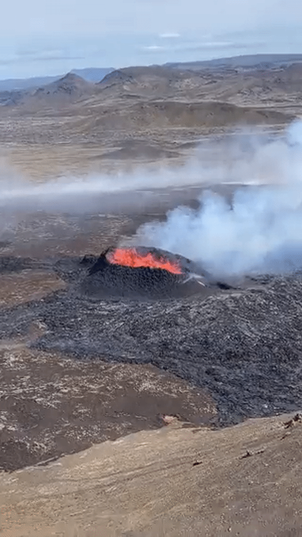 아이슬란드는 지질 활동이 가장 활발한 지역 중 하나다. 영상은 최근 레이캬네스 반도에서 화산이 폭발한 후 용암이 분출돼 흐르는 모습. /영상=X 캡처